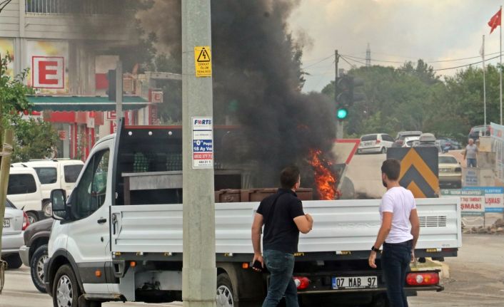 (Özel) Kamyonetin kasasında taşınan mangaldaki kömürler az kalsın aracı kül ediyordu