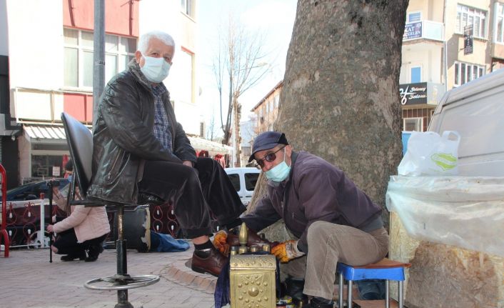 (ÖZEL) Kentte kalan son 2 ayakkabı boyacısı kafalarını sokacak bir yer arıyorlar