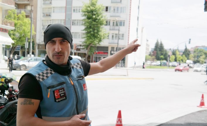 (ÖZEL) Kırmızı ışık ihlali yapan aracın çarptığı kurye yaşam savaşı veriyor