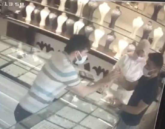 (ÖZEL) Kuyumcuda 40 bin lira değerinde altını eline aldı ’en ağırları bunlar mı’ diye sorup altınlarla birlikte kaçtı