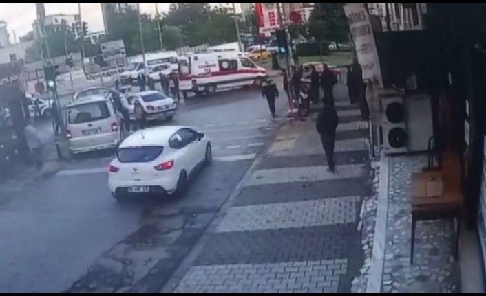 (Özel) Maltepe’de kırmızı ışıkta karşıya geçen kişiye otomobilin çarptığı anlar kamerada