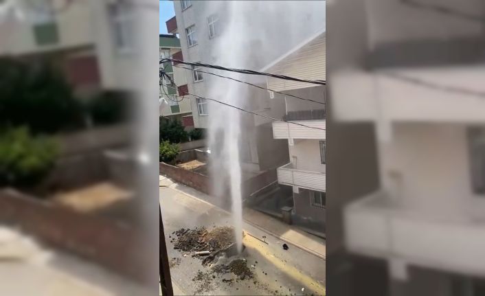 (Özel) Pendik’te çalışma yapılırken su borusu patladı; tazyikli su apartmanın yüksekliğine ulaştı