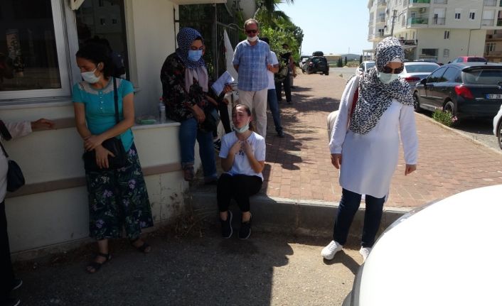 (Özel) Polis ekiplerinin çabası sınava yetişmesine yetmedi, okul önünde diz çöküp ağladı