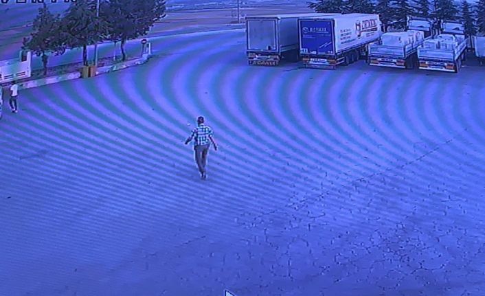 (ÖZEL) Tırın körüğünün patlaması sonucu 1 kişinin öldüğü anlar güvenlik kamerasında