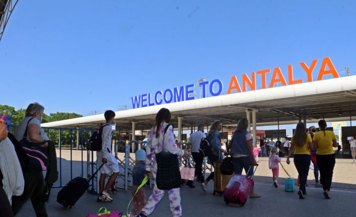 (ÖZEL) Vaka sayılarının düşmesiyle birlikte Antalya’ya günlük gelen uçak sayısı ikiye katlandı