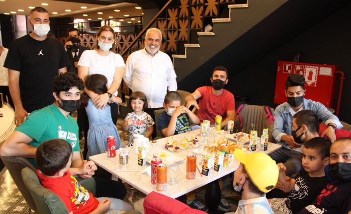 Pandemiye rağmen İstanbul’da 8’inci şubesini açan Hacıbaba Pastanelerinin şeref konuğu otizmli çocuklar oldu