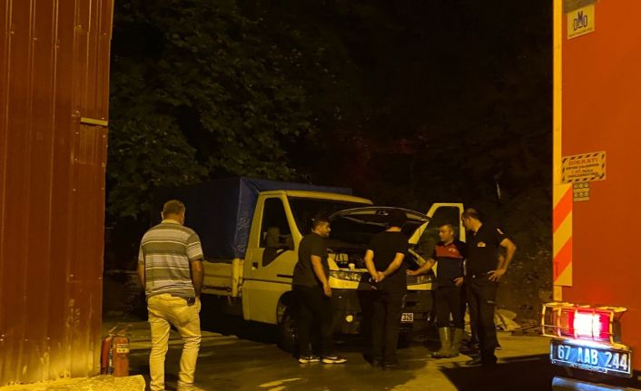 Park halindeki kamyonette küçük çaplı yangın çıktı