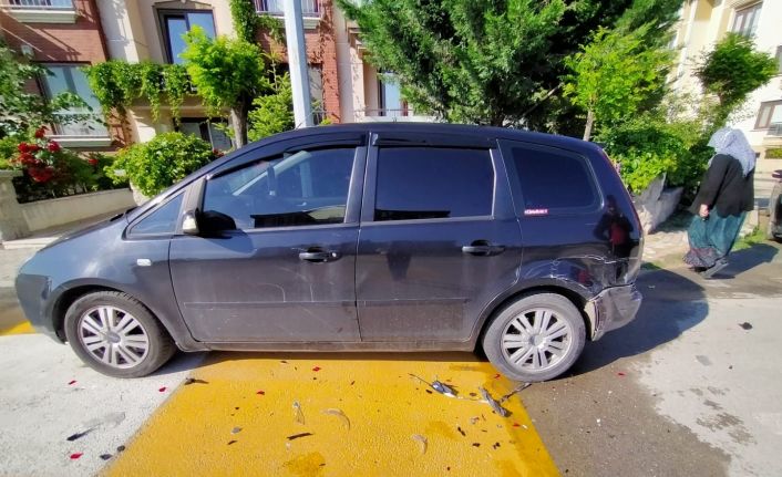 Park halindeki otomobile çarpıp ardına bile bakmadan kaçtı
