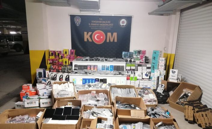 Piyasa değeri yaklaşık 3 milyon lira olan kaçak elektronik ürün ele geçirildi