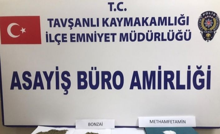 Polisten kaçarken araçtan uyuşturucu attılar