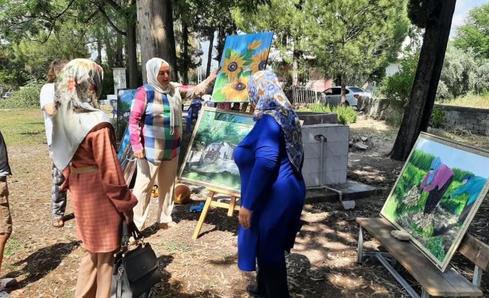 Resim öğretmeni olmak istiyordu, ressam oldu köyde sergi açtı