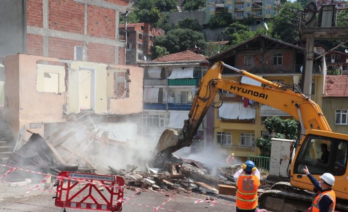 Riskli alan ilan edilen mahallede kepçenin dokunduğu ev yerle bir oldu