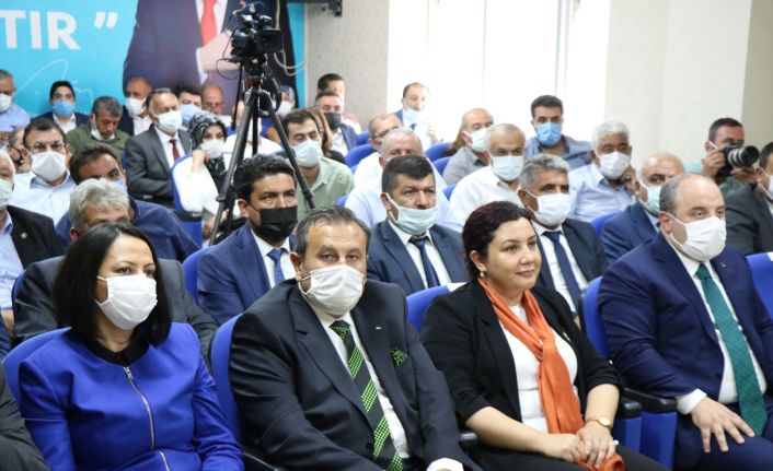 Sanayi ve Teknoloji Bakanı Varank: "Bizim Bakanımız çizmesini giymiş müsilaj temizlerken İstanbul’un Belediye Başkanı Antep’e gitmiş baklava açıyor”