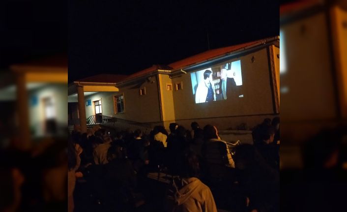 Sarıkamış Karapınar İlk ve Ortaokulu Yöneticilerinden açık havada sinema keyfi