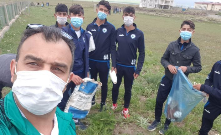 Sarıkamış’ta öğrencilerden çevre temizliği