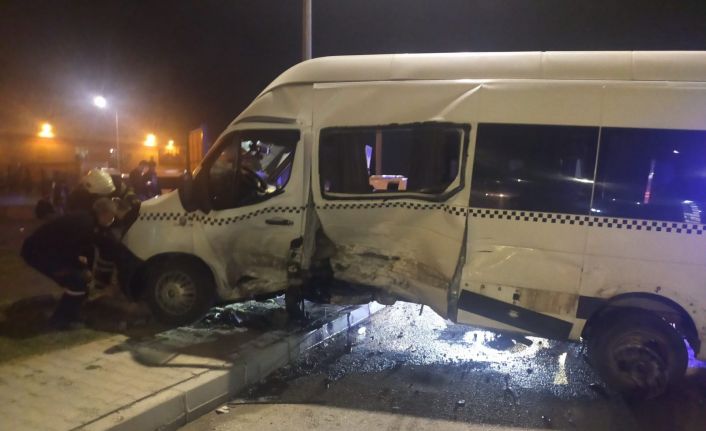 Servis minibüsü ile otomobil kavşakta çarpıştı