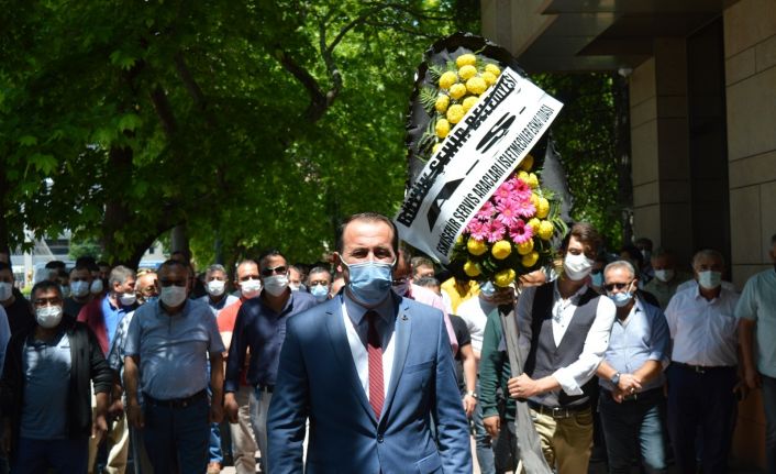 Servisçilerden Eskişehir Büyükşehir Belediyesinin önüne siyah çelenk