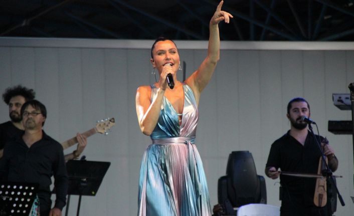 Şevval Sam en güzel türküleri ile İzmit’in kurtuluş coşkusuna ortak oldu