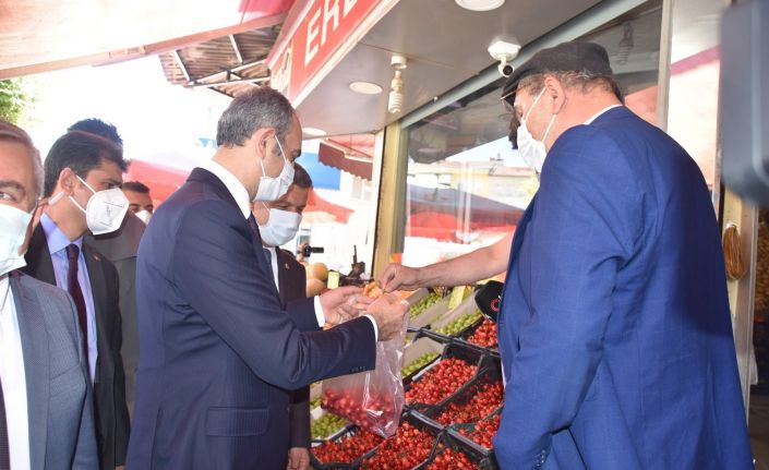 Sezonun ilk kirazları Bakan Gül’e ikram edildi