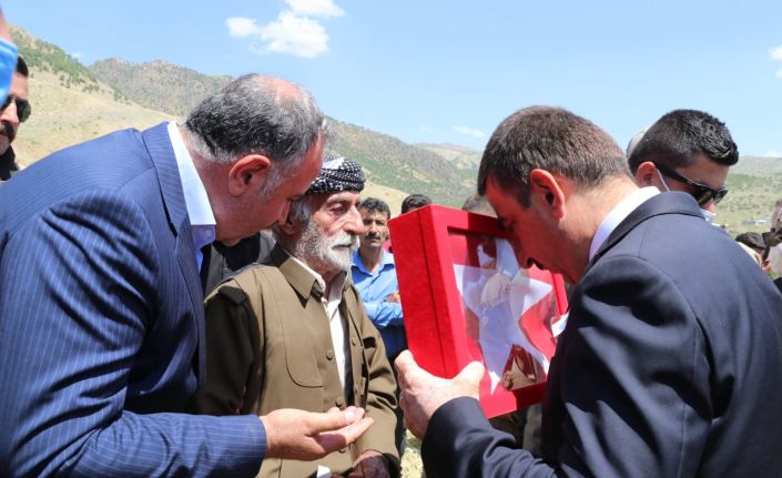 Siirt Valisi Hacıbektaşoğlu, şehit güvenlik korucusu Mehmet Babat’ın ailesine taziye ziyaretinde bulundu