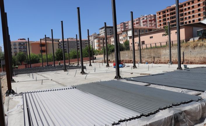 Siirt’te üç ayrı noktada semt pazarları yapım çalışmaları devam ediyor