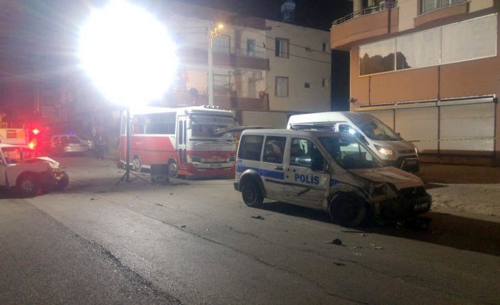 Silahlı kavgaya karışan şahıs gasp ettiği kamyonetle polis aracına böyle çarptı: 2’si polis 5 yaralı