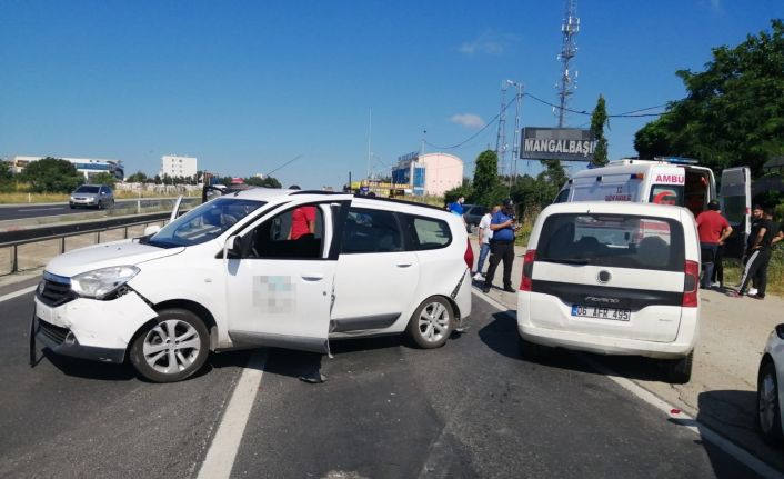 Silivri’de iki araç çarpıştı: 3 kişinin yaralandığı kaza nedeniyle E-5’te trafik kilitlendi