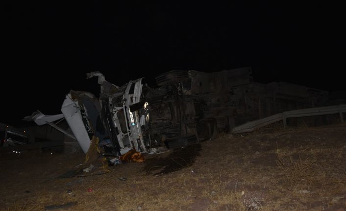 Siverek’te buğday yüklü kamyon ile tır çarpıştı: 1’i ağır 3 yaralı