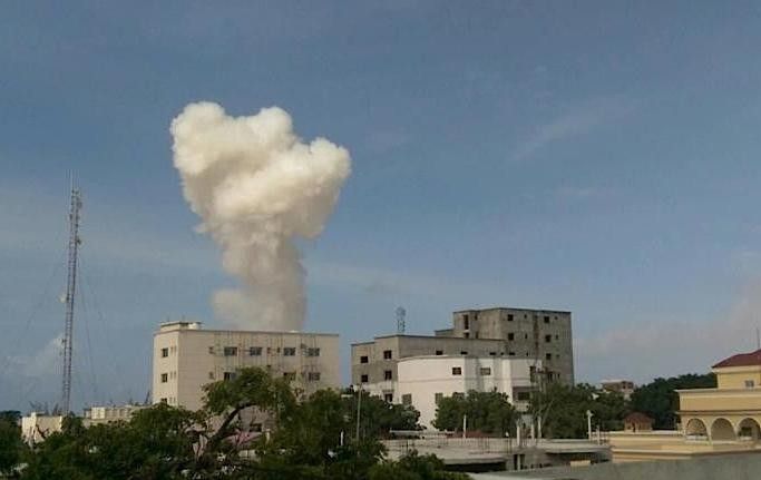 Somali’nin başkenti Mogadişu’da bir askeri eğitim kampına düzenlenen intihar saldırısı sonucu en az 15 kişinin öldüğü belirtildi.