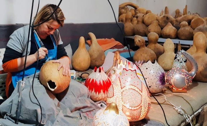 Su kabaklarını sanat eserine dönüştürüyor