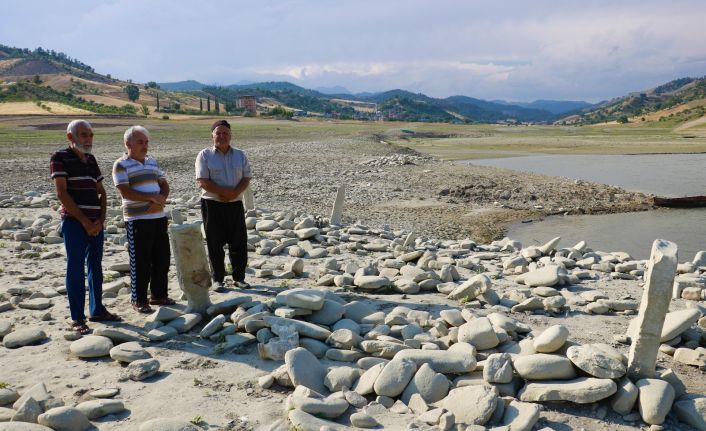 Sular çekilince mezarlık ortaya çıktı, yakınları mezar başında dua etti