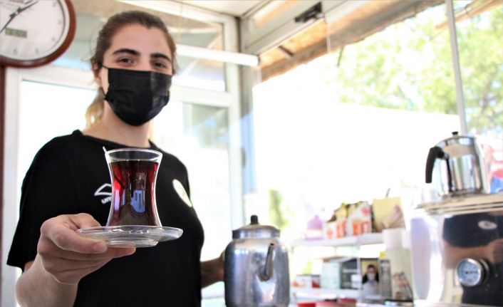 Süper Lig’de mücadele etmişlerdi, çay bahçesinde çalışarak kulübe destek olmaya başladı