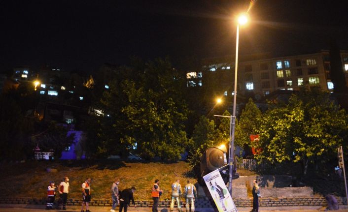 Sürücüsünün direksiyon hakimiyetini kaybeden hafif ticari araç bahçe ile direk arasında kaldı