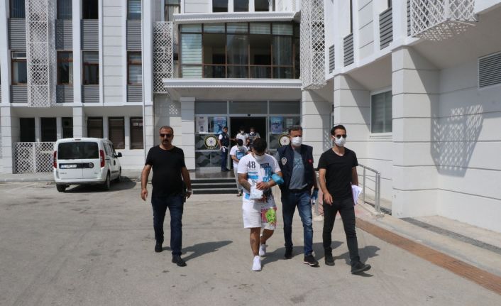 Taksi ile zorla kaçırılmak istenilen genç, polisin dikkati sayesinde kurtuldu