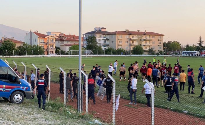 Taraftarlar arasında çıkan kavgaya polis ve jandarma biber gazı ile müdahale etti