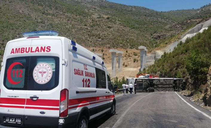(Tekrar) Mersin’de yolcu otobüsü ile tır çarpıştı: 2’si ağır 15 yaralı
