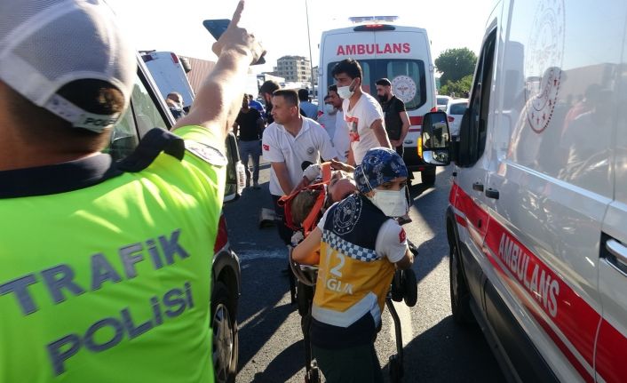 TEM Otoyolu’nda tersane işçilerini taşıyan minibüs ile otomobil çarpıştı: 9 yaralı