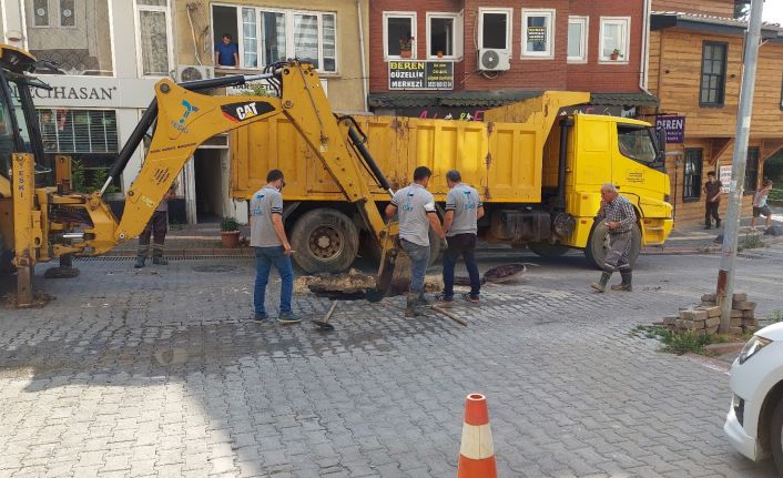 TESKİ ekipleri 3 gün önce arızayı onarmadan mucurla kapattıkları yolu tekrar kazdılar