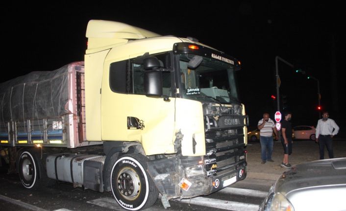 Tır kamyoneti sürükledi: 3 yaralı