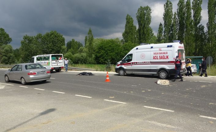 Tırın çarptığı römorkta bulunan yaşlı kadın yola savruldu: 1 ölü