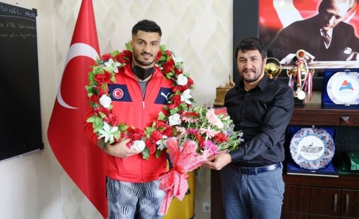 Tokyo vizesi alan Bayram Malkan çiçeklerle karşılandı