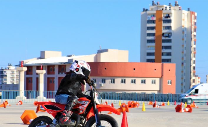 Toroslar Belediyesi, ilçenin dört bir yanında yaz spor kursları açtı