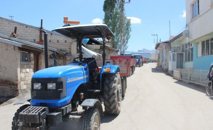 Traktör sürücülerine ’Reflektör Tak, Görünür Ol’ sloganıyla reflektör dağıtımı yapıldı