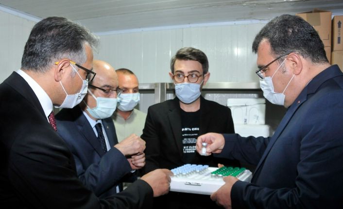 TÜBİTAK Başkanı Prof. Dr. Mandal, SÜ’de yürütülen aşı çalışmaları hakkında bilgi aldı