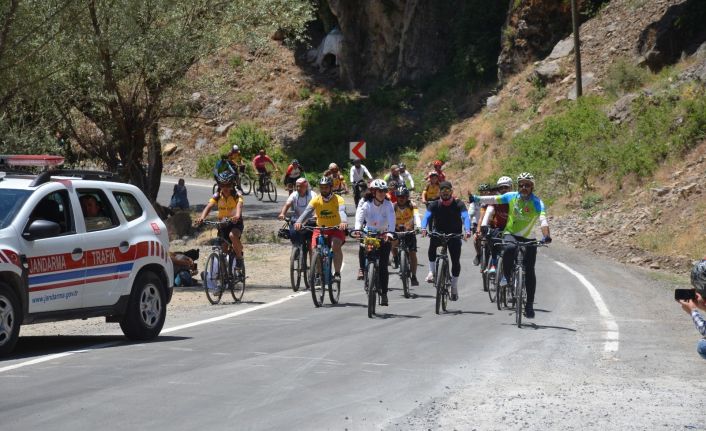 Türkiye’nin dört bir tarafından Şırnak’a gelen sporcular, huzurun sağlandığı dağlarda bisiklet sürdü