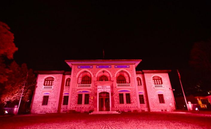Türkiye’nin sembol bina ve tarihi yapıları Kızılay için kırmızı ışıkla aydınlandı