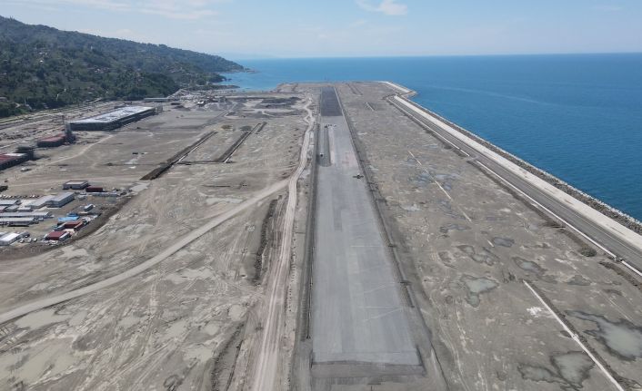 Uçak pisti, terminal binaları ve çay bardağı şeklinde olacak olan kule kendini göstermeye başladı