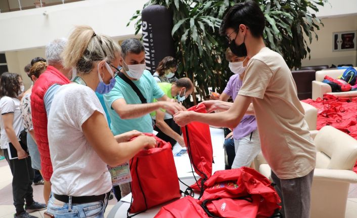 Uluslararası 6. Sınırsız Dostluk Yarı Maratonu için sporcular kitlerini aldı