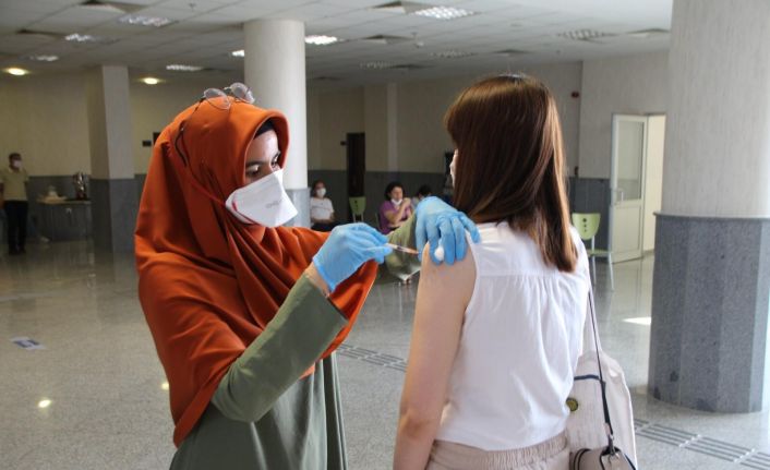 Üniversitede aşı uygulaması başladı