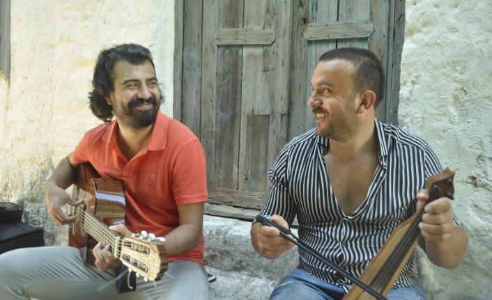 Ünlü şaire hayranlığı şarkı yazdırdı